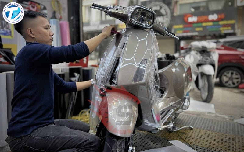 Tiến hành dán decal xe